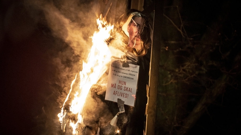 Dukke med foto af statsminister Mette Frederiksen brændes i forbindelse med at gruppen Men in Black afholder demonstration i København, lørdag den 23. januar 2021.