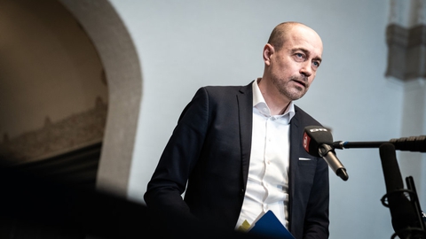 Hvis alle de forslag, som en ekspertgruppe er kommet til et gradvis genåbning af samfundet, bliver til virkelighed, vil der i midten af april vil være knap 900 indlagte med coronavirus på landets hospitaler. Først herefter vil kurven knække på grund af forårsvejret og effekten af tusindvis af vacciner, siger sundhedsminister Magnus Heunicke (S) til TV2. (Arkivfoto)