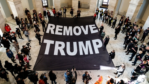 Demonstranter med banner, der opfordrer til at fjerne Trump fra præsidentembedet, var den 16. januar mødt op inde i Senatet.(Foto: Michael McCoy/Ritzau Scanpix)