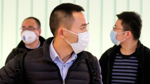 Passagerer med ansigtsmasker er blevet et mere vanligt syn på de fly, der ankommer til Kina. Her er det nogle af de passagerer, der søndag ankom til Los Angeles fra Kina.