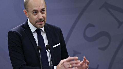Sundheds- og ældreminister Magnus Heunicke (S) glæder sig over, at vaccinen fra Pfizer og BioNTech snart kan få selskab fra vaccinen fra Moderna. Med to vacciner står vi stærkere i kampen mod corona, mener han.