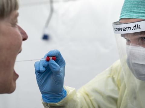 Fra denne uge vil alle voksne danskere få mulighed for at bestille en tid til at få foretaget en coronatest. Der vil blive frigivet 50.000 test om ugen, som skal bruges i de hvide testtelte.