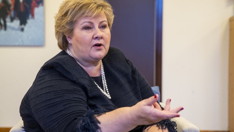 Den norske regering vil lempe nogle af de corona-restriktioner, som blev indført for to uger siden. Det siger statsminister Erna Solberg mandag.