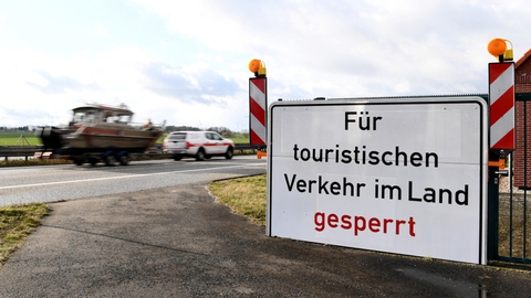 "Lukket for turisttrafik" hed det tidligere på et skilt på grænsen til den tyske delstat Mecklenburg-Vorpommern under coronakrisen. Nu kan man rejse i delsaten, men der gælder særlige restriktioner for rejsende fra Sverige.
