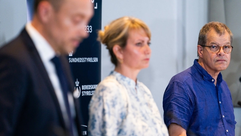 Faglig direktør hos Statens Serum Institut Kåre Mølbak (th.) sagde mandag, at smitten er stigende. Det bliver gentaget tirsdag forud for, at Folketingets partier onsdag skal forhandle fortsat genåbning.
