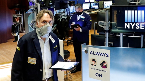 Traders wearing masks work, on the first day of in person trading since the closure during the outbreak of the coronavirus disease (COVID-19) on the floor at the New York Stock Exchange (NYSE) in New York, U.S., May 26, 2020. (Foto: Brendan Mcdermid/Reuters/Ritzau Scanpix)
