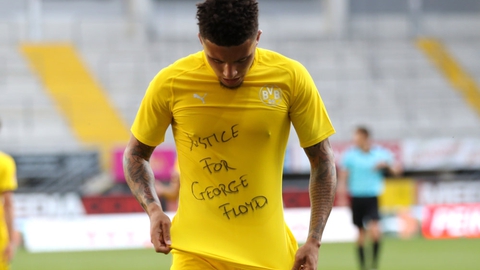 Dortmunds engelske midtbanespiller Jadon Sancho viste en trøje i forbindelse med sin scoring mod Paderborn i weekenden, hvor der står "Justice for George Floyd" eller "retfærdighed for George Floyd".