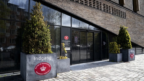 Ni mænd, der er medlemmer af eller har tilknytning til den nu forbudte bande Loyal To Familia, er i Retten på Frederiksberg blevet varetægtsfængslet i fire uger, sigtet for tre drabsforsøg. Ifølge politiet sad flere af mændene i en bil med maskinpistol og pistol og ventede på et navngivent offer, da de blev anholdt. (Arkivfoto)