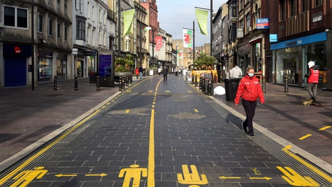 Der er indført en lang række coronatiltag i Wales. Her er det en gågade i Cardiff, der er delt op for at sikre afstand mellem folk. (Arkivfoto).