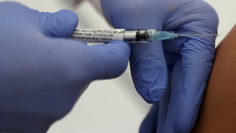 Det vil ikke komme til at koste amerikanerne noget at blive vaccineret mod covid-19, hvis en af de mange vaccinekandidater under udvikling kommer helt i mål. (Arkivfoto)