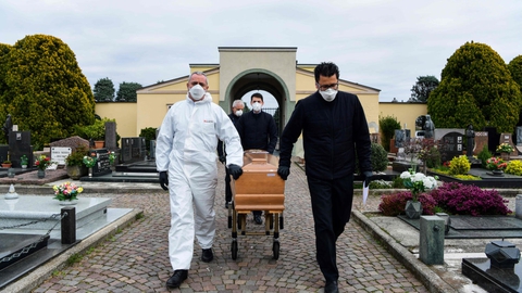 Italien er det land i Europa, der er hårdest ramt af coronavirus, og den italienske region Lombardiet er det område i Italien, der har flest smittede og døde. Her ses en begravelse i byen Grassobbio i regionen.