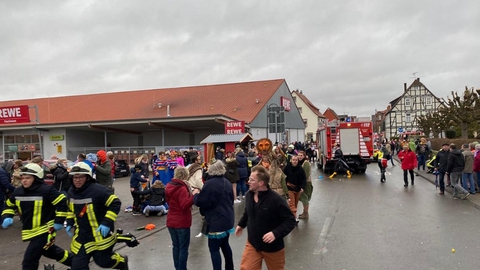 Mange personer er kvæstet, efter at en bil kørte ind i en folkemængde ved en karnevalsparade i en by i den tyske delstat Hessen, oplyser tyske medier.