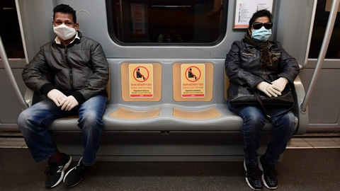 Passagerer i metroen i Milano i det nordlige Italien holder afstand til hinanden ved hjælp af mærkater på sæderne, der beder dem holde sæderne imellem dem fri. Italien er stadig under nedlukning, men premierminister Giuseppe Conte har varslet en gradvis genåbning snart.