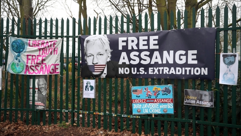Plakater hænger her uden for Woolwich Crown Court i London, hvor det skal afgøres, om Assange skal udleveres til USA.