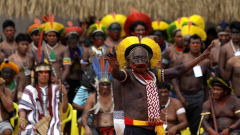 Brasiliens oprindelige folk vil sagsøge landets præsident for at komme med racsitiske kommentarer. Her ses Cacique Raoni, der er leder af stammen Kayapo, da han holdt tale under en ceremoni nær Sao Jose do Xingu tidligere i januar.