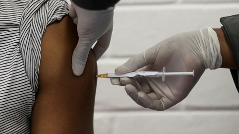 EU-Kommissionen meddeler fredag, at den har indgået en aftale med den britiske medicinalvirksomhed AstraZeneca om at købe 300 millioner doser af en vaccine mod covid-19, hvis vaccinen bliver udviklet.