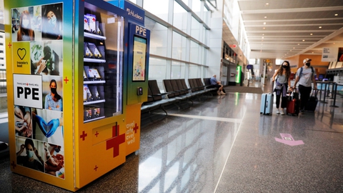 De rejsende, der kommer igennem Logan Airport i Boston, Massachusetts, kan i en automat købe masker og andet udstyr til at beskytte sig mod coronasmitte. Nu åbner USA's udenrigsministerium op for rejser til blandt andet Europa - hvis altså de pågældende lande vil have amerikanske turister ind. (Arkivfoto)
