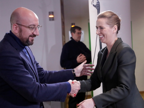 EU-præsident Charles Michel hilser statsminister Mette Frederiksen (S) velkommen, inden svære EU-budgetforhandlinger om to uger.