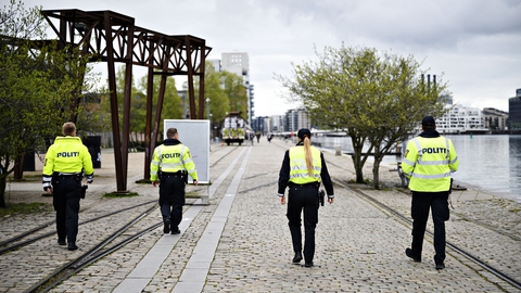 Politi patruljerer, mens kommunale medarbejdere fra Valby Idrætspark afmærker felter på ca. 40 m2, hvori der højst må være 10 personer, på Islands Brygge i København fredag den 1. maj 2020.. (Foto: Philip Davali/Ritzau Scanpix)