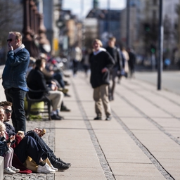 Byboer og P-vagter prøver at finde balancen mellem at nyde forårsvejret og holde afstand til andre mennesker rundt om Peblingesøen i København, lørdag den 21. marts 2020. (Foto: Martin Sylvest/Ritzau Scanpix)
