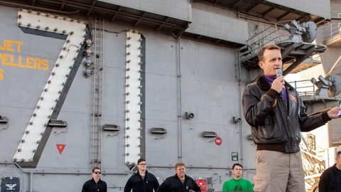 Her ses Brett Crozier, øverstkommanderende på "USS Theodore Roosevelt", tale til sin besætning under en øvelse i december. Torsdag besluttede det amerikanske søværn at fjerne Crozier fra sin post som følge af "ringe dømmekraft".