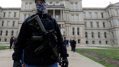 På dette arkivfoto fra 15. april i år står en væbnet demonstrant uden for Michigans parlament i Lansing. Seks personer er nu anholdt og sigtes for at have planer om blandt andet at kidnappe Michigans guvernør, Gretchen Whitmer, som har stået i spidsen for en hård nedlukning under coronakrisen.