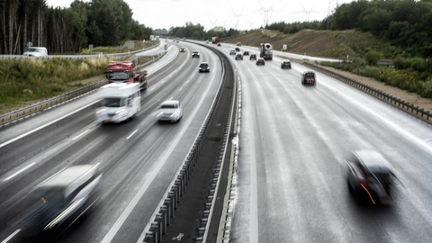 Tidligere på morgen var strækningen lukket helt af, efter at syv biler var involveret i et sammenstød. (Arkivfoto).