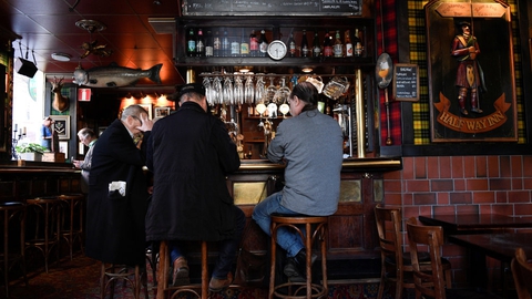 Gæster på en pub i Stockholm den 23. marts, hvor svenskerne stadig holdt cafeeér og restaurter åbne trods coronakrise. Coronapandemien har dog alligevel haft massiv negativ indvirkning på Sveriges økonomi.