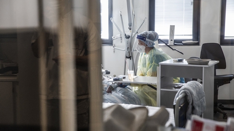Hvis antallet af indlagte får lov at stige, som Statens Serum Instituts (SSI) beregninger viser ved en genåbning, vil det ligne en tredje bølge på graferne. Det siger professor i sundhed ved Syddansk Universitet Jes Søgaard. (Arkivfoto)