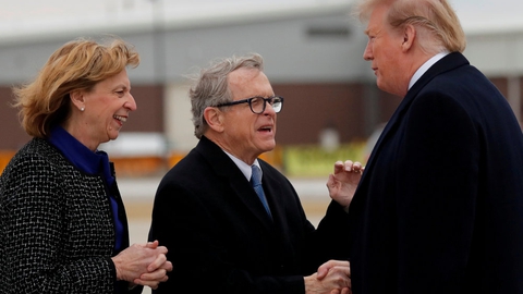 Ohios guvernør, Mike DeWine (i midten), oplyser torsdag, at han er blevet testet positiv for covid-19 i forbindelse med en sikkerhedsscreening før et møde med præsident Donald Trump. (Arkivfoto)