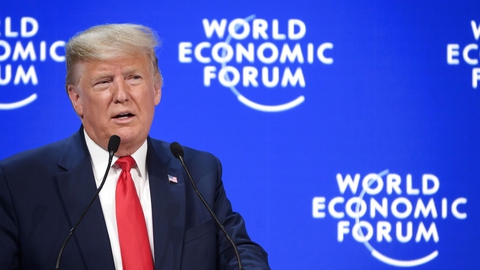 Præsident Donald Trump hylder USA's økonomiske succes og afviser klimaaktivisters dommedagsprofetier i en tale på førstedagen af et møde i Verdens Økonomiske Forum i Davos. (Foto: Fabrice Coffrini/AFP/Ritzau Scanpix)