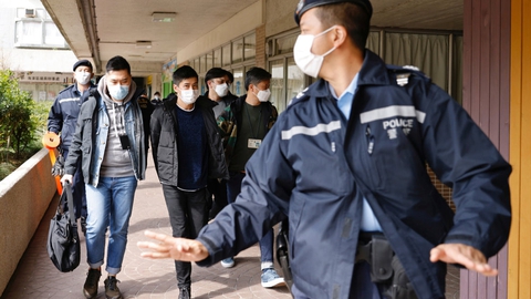 Over 50 prodemokratiske aktivister blev onsdag anholdt i Hongkong. Her ses aktivisten Lester Shum blive ført bort af politifolk. USA overvejer ifølge den amerikanske udenrigsminister Mike Pompeo at indføre sanktioner mod de personer, som deltog i eller beordrede anholdelsesaktionen sat i værk.