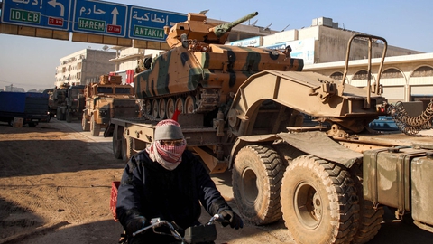 Yderligere en tyrkisk militærkonvoj trillede søndag over grænsen fra Tyrkiet til Syrien.