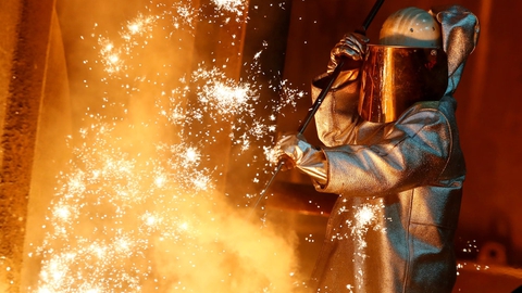 Tysklands økonomi ventes i år at trække sig sammen med mellem seks og syv procent. Det vurderer den tyske regerings økonomiske rådgivere i ny prognose. Arkivfoto er fra en ThyssenKrupp-stålfabrik i Duisburg.