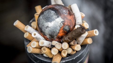 1. april steg prisen på en pakke cigaretter til 55 kroner fra cirka 40 kroner. I 2022 skal de stige til 60 kroner. (Arkivfoto)