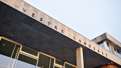 Vestre Landsret har nedsat en 37-årig lærervikars straf fra ét år og seks måneders fængsel til ét år. Han er blandt andet dømt for at have haft samleje med to folkeskoleelever fra det øverste klassetrin på skole i Silkeborg Kommune.