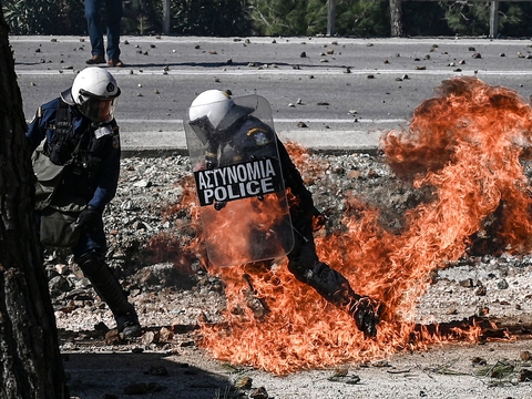 Hundredvis af indbyggere på den græske Lesbos var onsdag i kamp med politi i opgør om ny lejr til asylsøgere på øen. Politi blev mødt med sten og svarede igen med tåregas, chokgranater og gummikugler. Mange blev kvæstet. (Foto: Aris Messinis/AFP/Ritzau Scanpix)