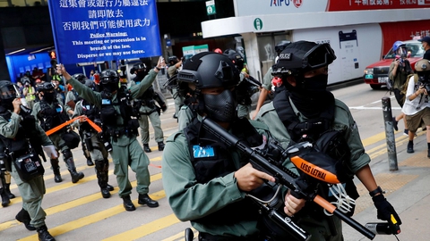 Politiet står vagt, mens lov om nationalsang afventer andenbehandling i Hongkong. (Foto: Tyrone Siu/Reuters/Ritzau Scanpix)