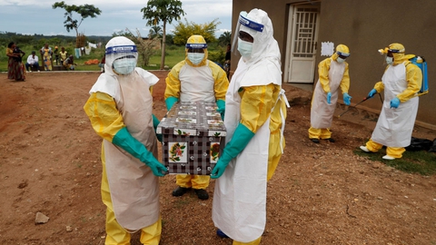 Det seneste udbrud af ebola i DRCongo er det 11. af slagsen i det centralafrikanske land. Her bærer sundhedsarbejdere i beskyttelsesudstyr liget af en ebolapatient ud af et hus i North Kivu-provinsen under et udbrud i 2018.