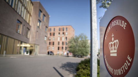 Den 27-årige kvinde som søndag blev sigtet for drab på en 61-årig mand bliver mandag eftermiddag klokken 13.45 fremstillet i grundlovsforhør ved Retten i Roskilde.