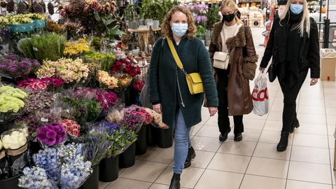 Tilde, Pernille, Nanna og Dorthe køber ind med mundbind på i SuperBrugsen Trekroner i Roskilde (arkivfoto).
