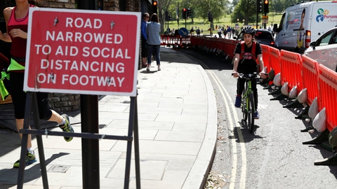 I London er fortovene flere steder udvidet, så fodgængere og cyklister bedre kan holde afstand til hinanden og derved begrænse smitterisikoen.