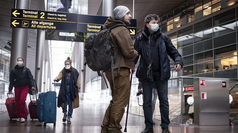 Allerede i midten af marts kunne man se passagerer i Københavns Lufthavn, der bar mundbind. Nu bliver det et krav.