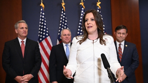 Elise Stefanik på et pressemøde fredag, hvor Republikanerne valgte det 36-årige kongresmedlem til partiets tredjemest magtfulde post i Repræsentanternes Hus.