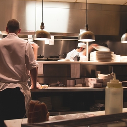 Medarbejdere i hotel- og restaurationsvirksomheder kan hjemsendes uden løn. Det oplyser Dansk Erhverv. (Foto: Michael Browning/Unsplash)