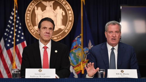 New Yorks borgmester, Bill de Blasio (th), vil have undersøgt, om anklager om seksuelle krænkelser rettet mod delstatens guvernør, Andrew Cuomo (tv), er sande.