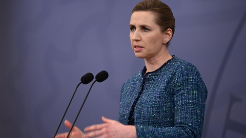 Statsminister Mette Frederiksen (S) har torsdag aften på et pressemøde i Statsministeriet oplyst, at corona-restriktionerne forlænges med tre uger til og med 28. februar.