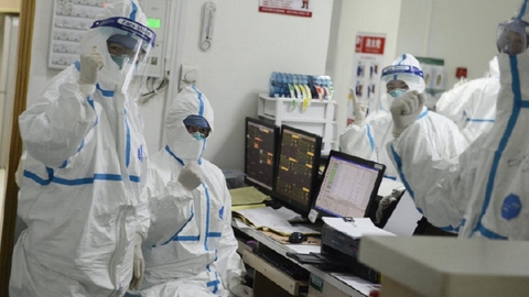 På et hospital i den kinesiske millionby Wuhan tages alle forholdsregler i brug, når patienter med den frygtede corona-virus behandles. Virusset har foreløbig spredt sig til syv lande. (arkivfoto).