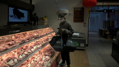 Kunde i supermarked i Beijing, hvor udbrud af coronavirus har skabt øget inflation. Officielle tal i Kina viser, at priserne på kinesiske varer er steget til det højeste niveau i otte år.