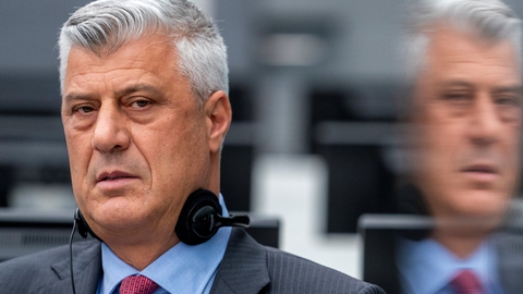 Hashim Thaci, der torsdag trådte tilbage fra posten som Kosovos præsident, var mandag fremstillet for en dommer ved en særdomstol i Haag.